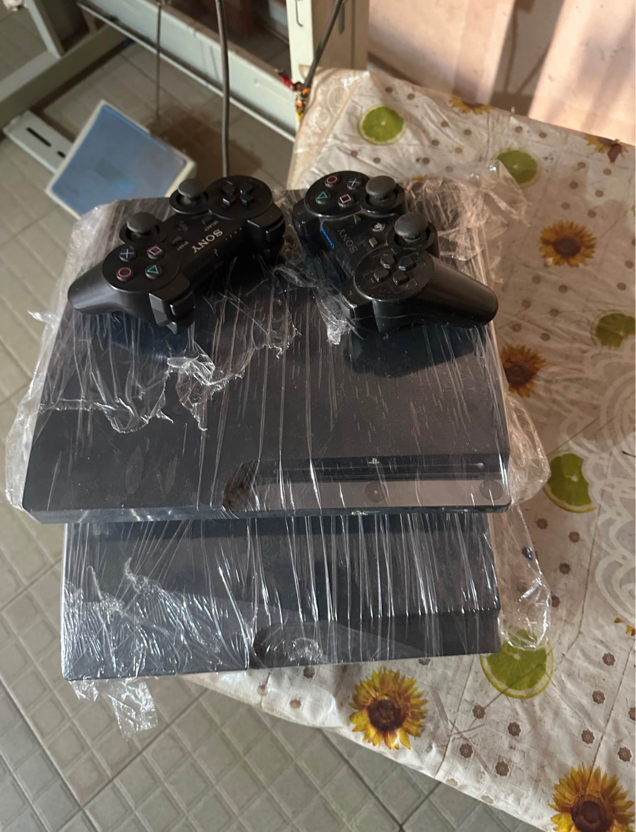 PlayStation 3 slim arrivage à vendre numéro 64263048 déjà craquer avec 10 et 2 manette tout propre