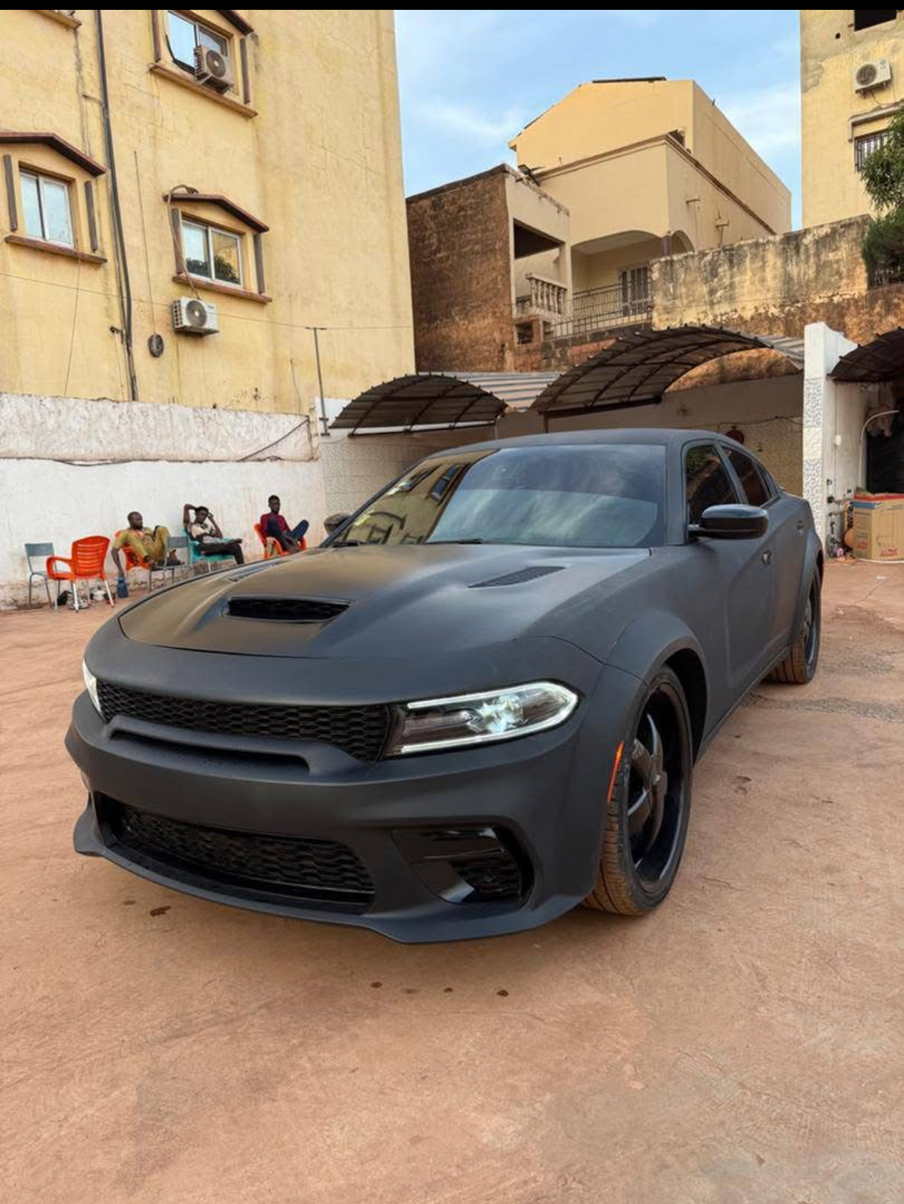 Dodge charger kit 2024 tout fini jusqu’à la plaque disponible à Bamako prix 15 millions a discuté légèrement 