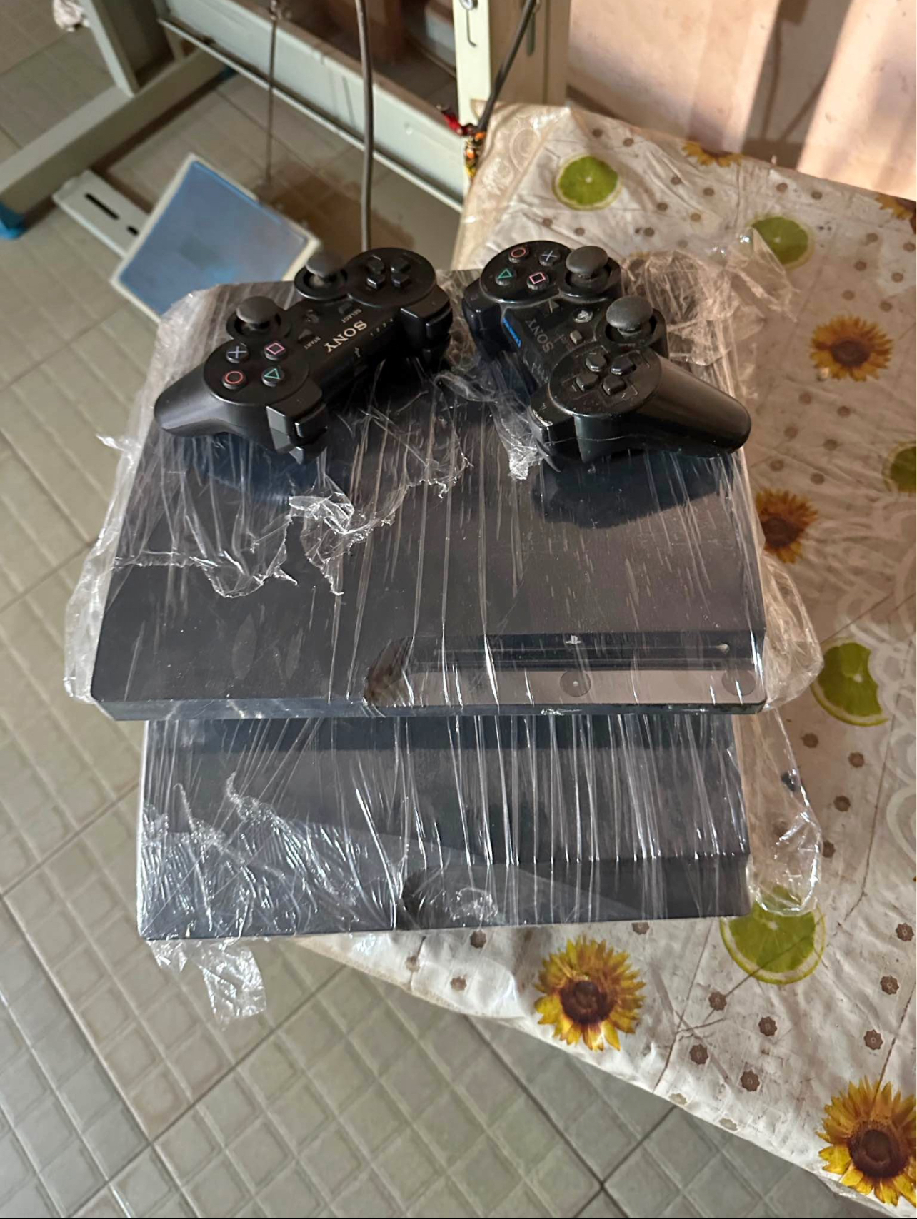 PlayStation 3 slim arrivage à vendre numéro 64263048 déjà craquer avec 10 et 2 manette tout propre preview 2